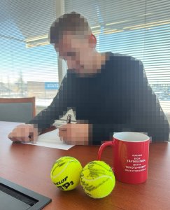 Arvaa kenen kanssa aloitettiin juuri yhteistyö? Arvomme oikeinvastanneiden kesken kaksi Toyota-kuski mukia ja tennispall...